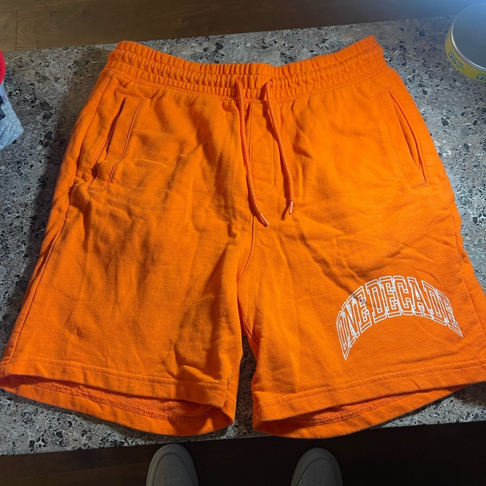 orange one decade h&m shorts